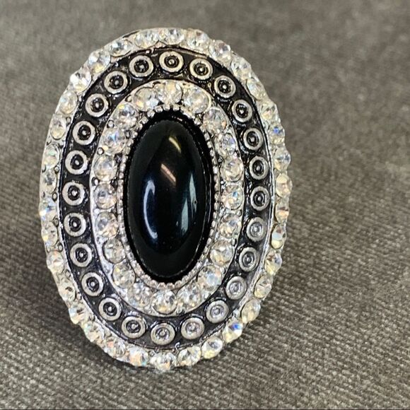 Jewelry - BLACK Silver rhinestone oval stretch costume jewellery ring